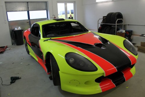 Ginetta týmu IP Racing Shop se vybarvuje