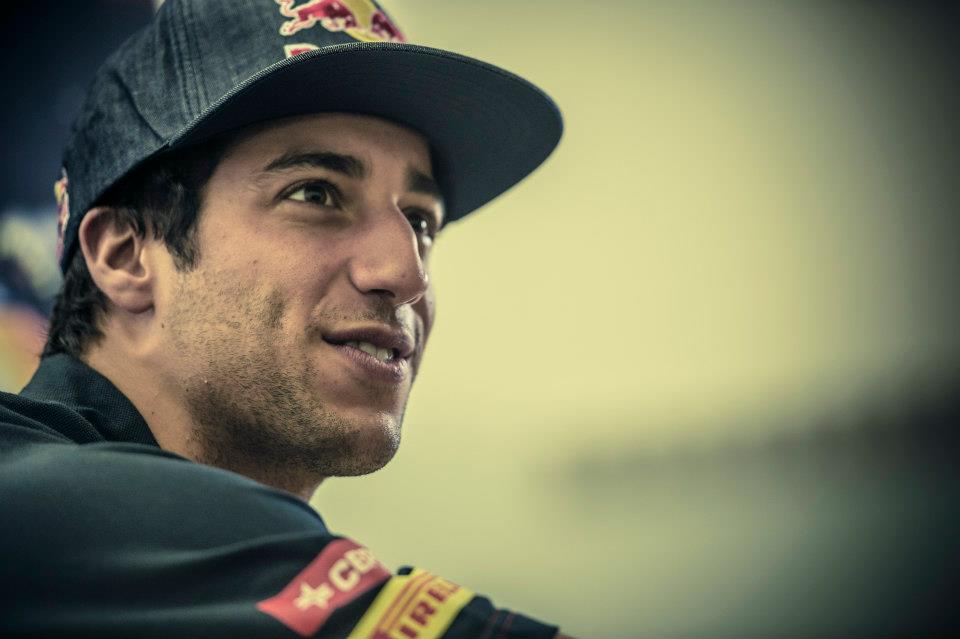 Nuda v Silverstone, pro nejrychlejší čas prvního tréninku si doplaval Ricciardo