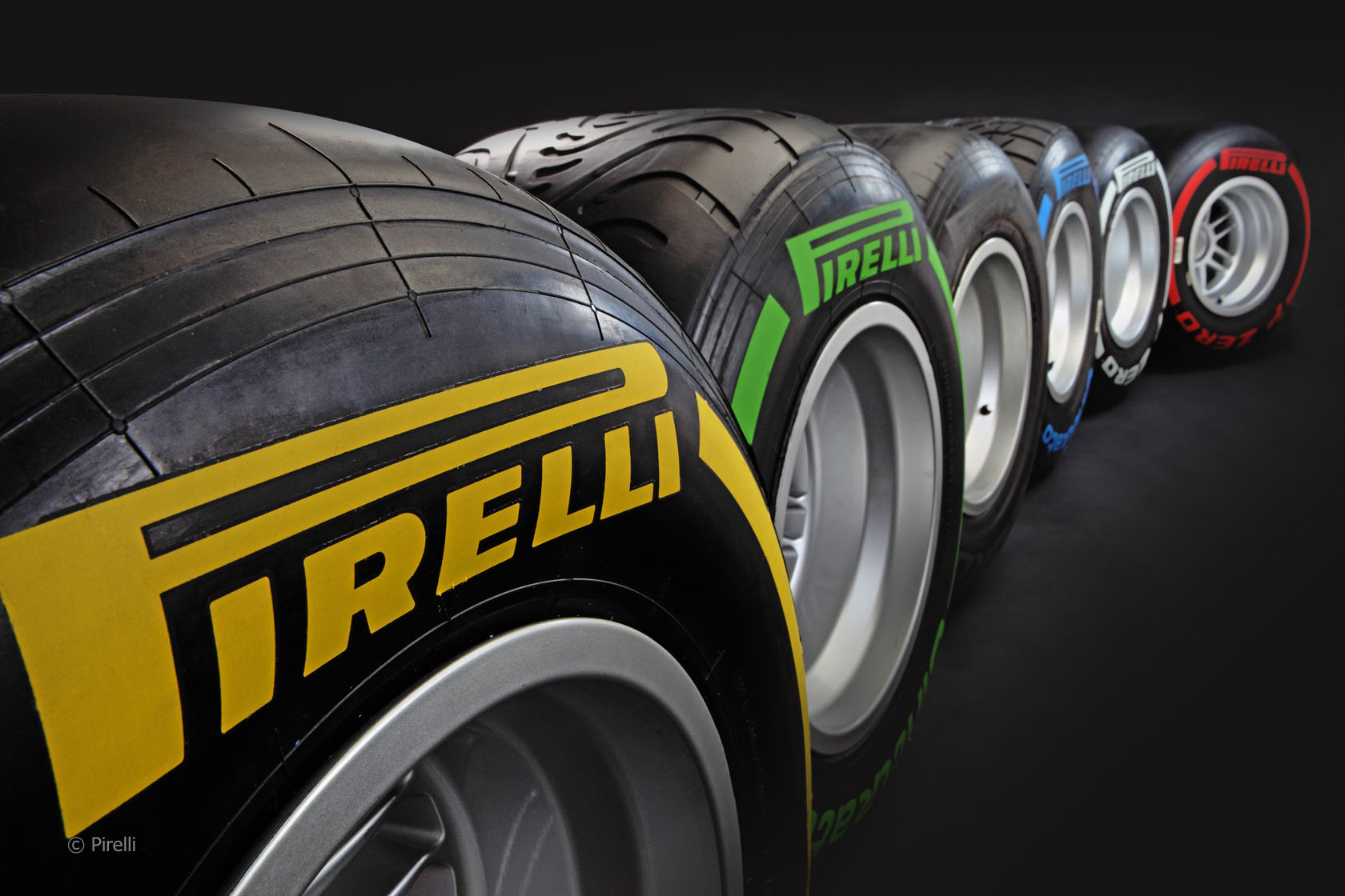 PIRELLI SE NA LEGENDÁRNÍ SUZUKU VRACÍ S TVRDÝMI A STŘEDNĚ TVRDÝMI PNEUMATIKAMI P ZERO