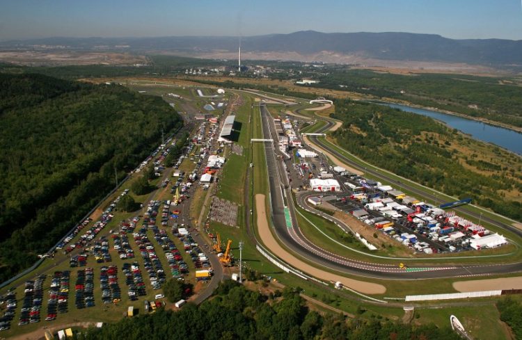 Autodrom Most zve ke sledování mistrovského víkendu aut i formulí