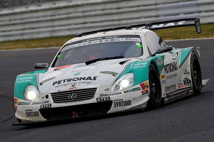 Nakajima s Rossiterem získali v Autopolis druhé letošní vítězství v Super GT
