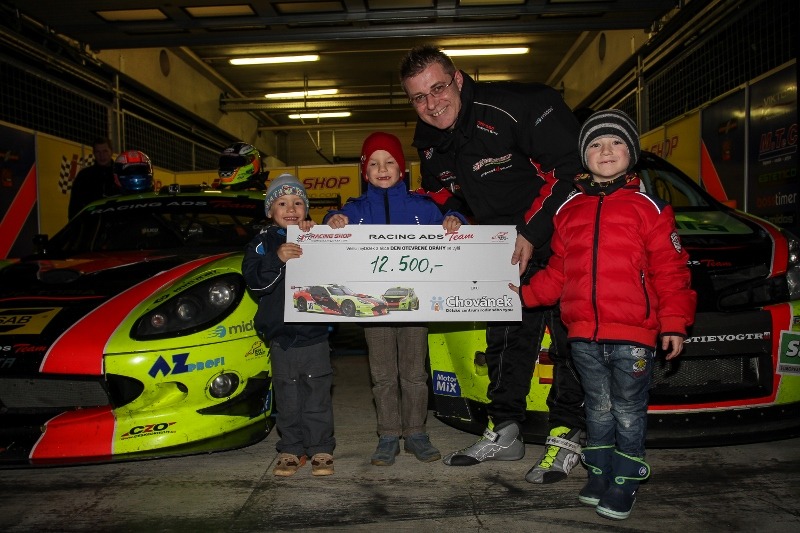 Jezdci Racing ADS Teamu vybrali 12.500 pro děti z Kojeneckého ústavu Chovánek Jezdci Racing ADS Teamu vybrali 12.500 pro děti z Kojeneckého ústavu Chovánek
