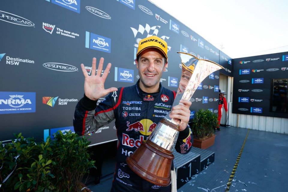 V8 Supercars: Whincup slaví pátý titul, Lowndes na týmového kolegu nestačil