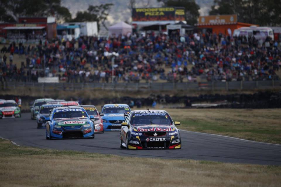 V8: Whincup vyhrál oba závody, Lowndes předvedl parádní stíhací jízdu