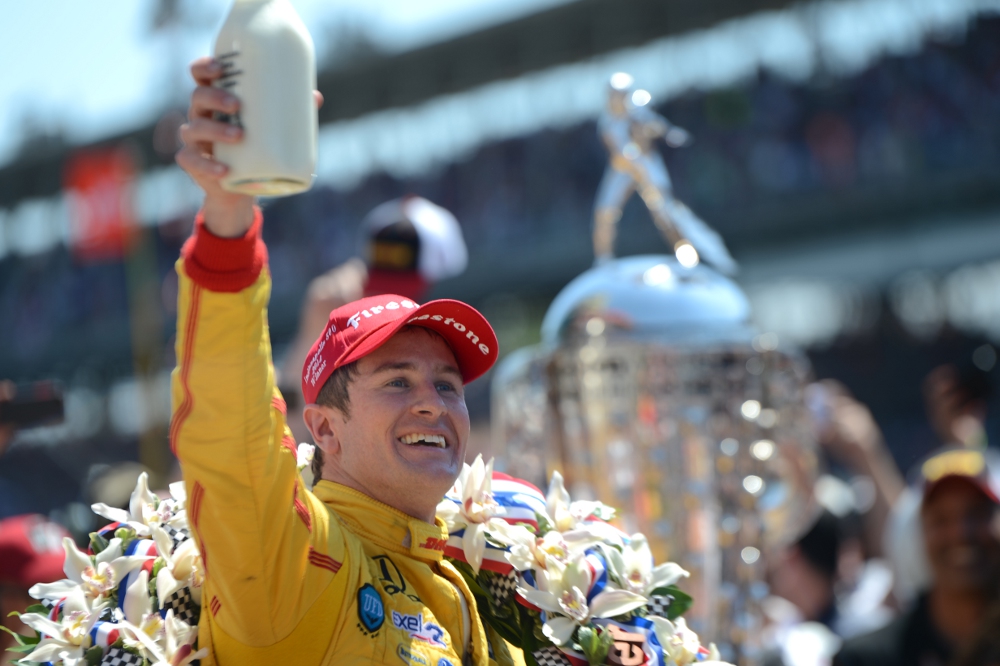 Ryan Hunter-Reay odolal útoku Helia Castronevese a vyhrál Indy 500