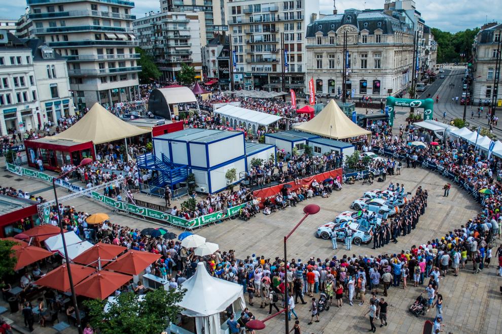 Amatérští profesionálové, v kategorii GTE Am se sešlo devatenáct posádek