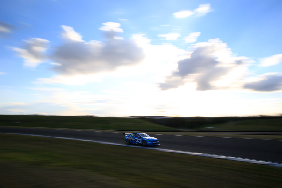 V8: McLaughlin prolomil smůlu a při západu slunce oslavil další vítězství V8: McLaughlin prolomil smůlu a při západu slunce oslavil další vítězství