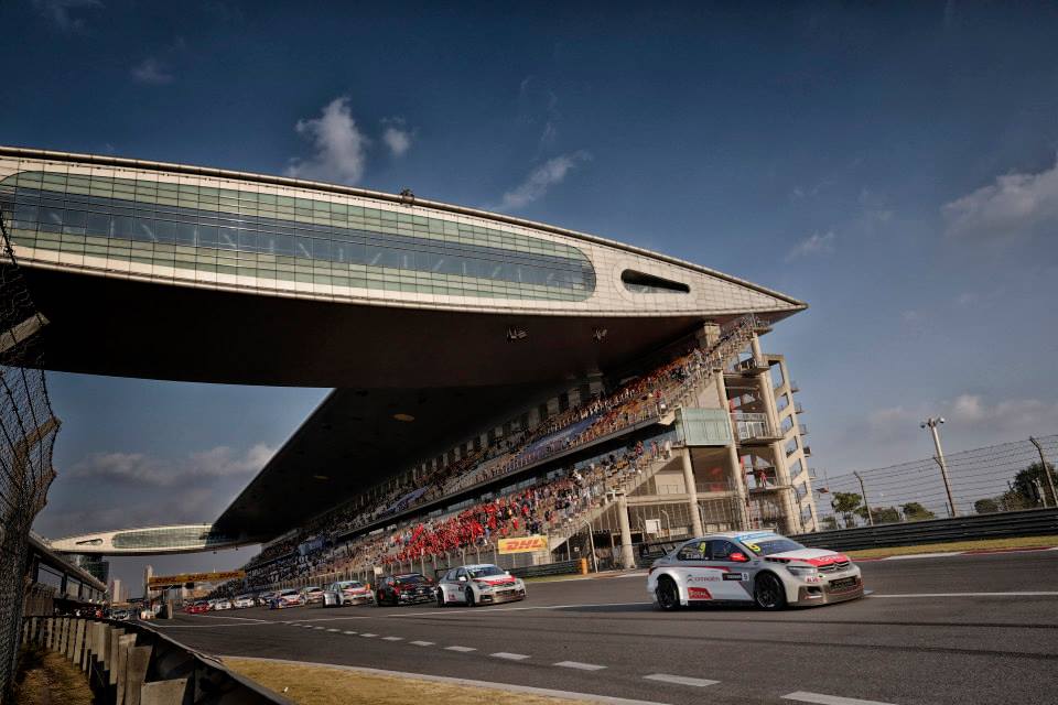 Lopez jede o titul, Honda o čest