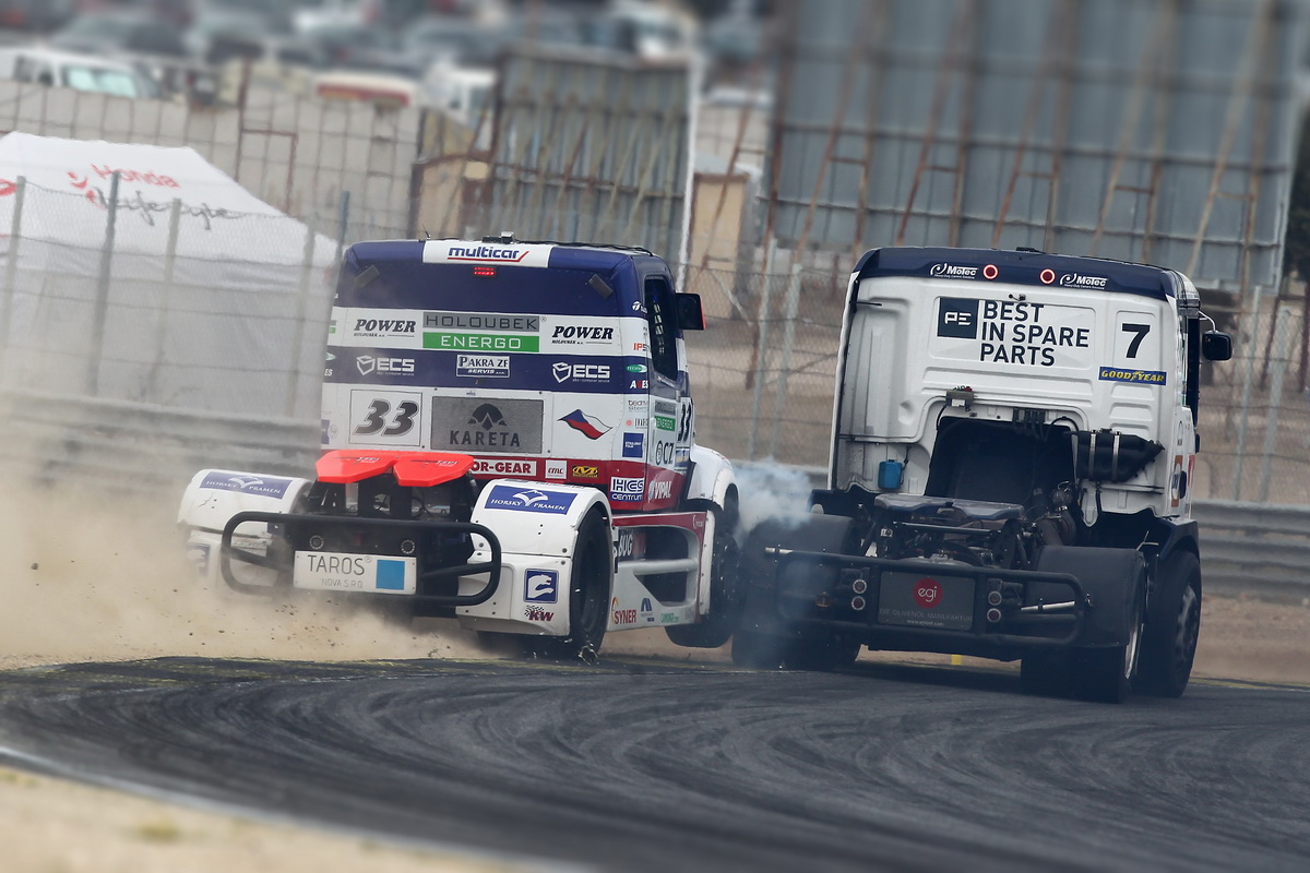 Závody trucků nebo demolition derby?