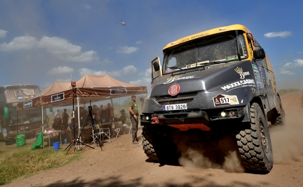 ARDAVIČUS ODJEL ÚVOD RALLYE DAKAR 2015 BEZ DOBÍJENÍ BATERIÍ A JE TŘINÁCTÝ, VRÁTNÉHO BRZDILO NEFUNKČNÍ CHLAZENÍ
