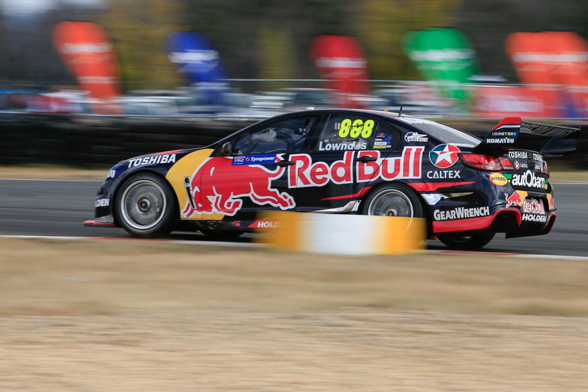 V8: Lowndes se připravil o sté vítězství v kariéře V8: Lowndes se připravil o sté vítězství v kariéře