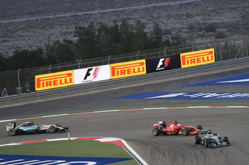 RÄIKKÖNEN POUŽIL ALTERNATIVNÍ STRATEGII SE DVĚMA ZASTÁVKAMI V BOXECH K ZÍSKÁNÍ DRUHÉHO MÍSTA V PŘEDPOSLEDNÍM KOLE A BOJOVAL O VÍTĚZSTVÍ