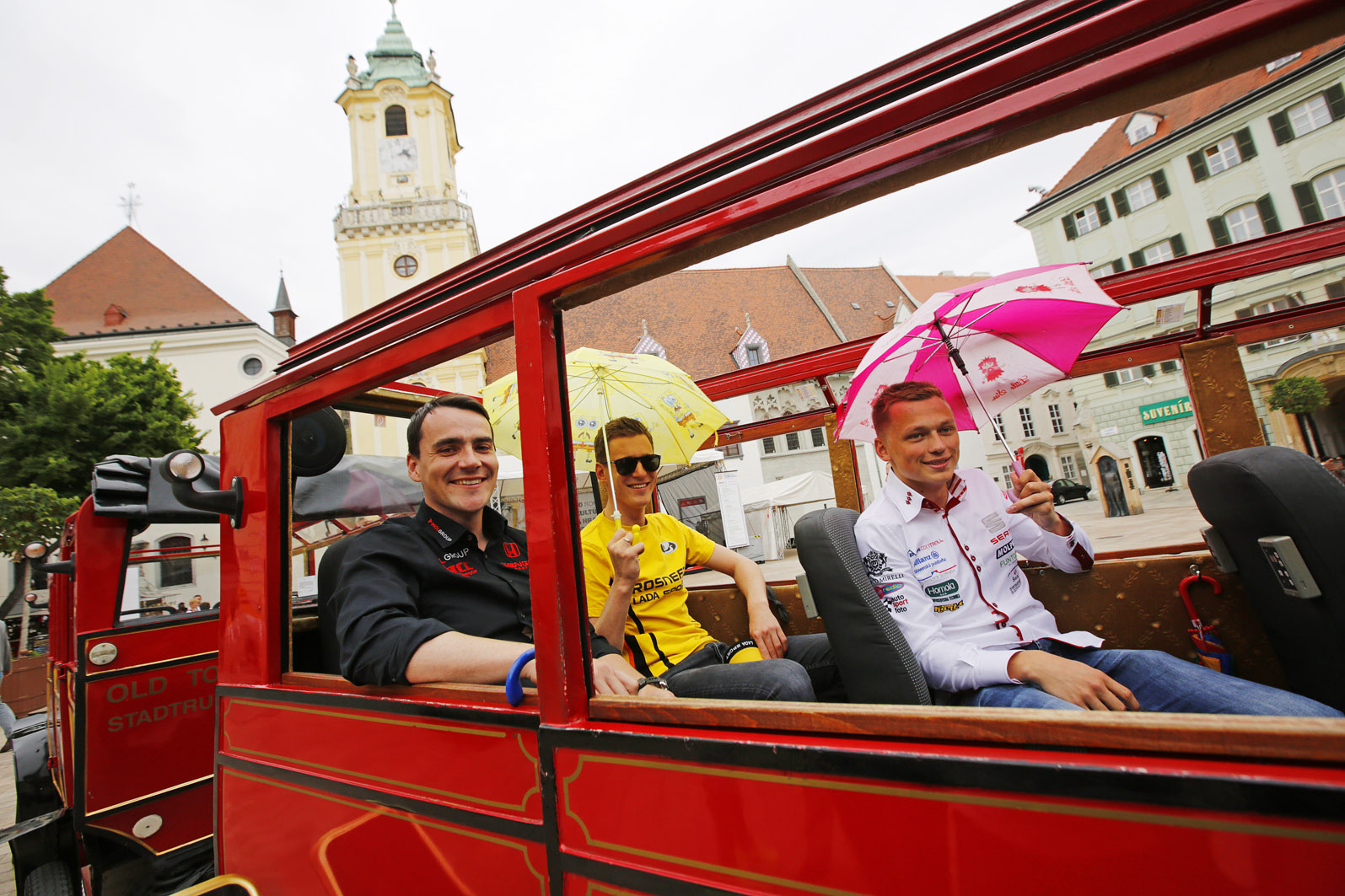 Hviezdy svetového motoršportu v uliciach Bratislavy!