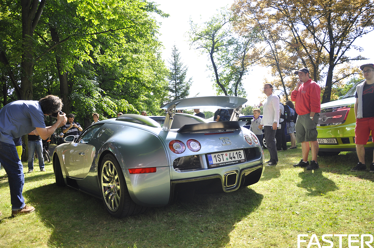 BUGATTI VEYRON OPĚT TAHÁKEM SLAVNOSTI LEGENDY