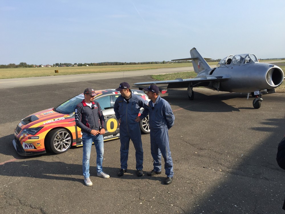 Kdo s koho: Petr Fulín a SEAT Leon Cup Racer vs. MiG-15