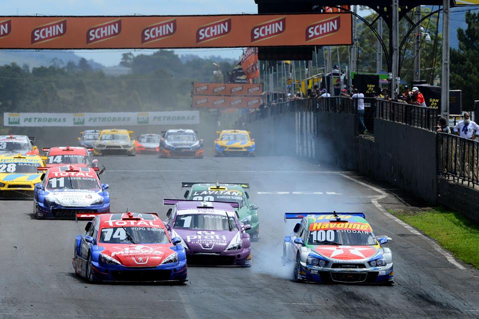 Stock Car: Khodair a Bueno zvítězili v Tarumě, bitva o titul je stále otevřená