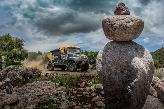 Vrátnému prostřelil kámen hadici od chlazení,  šéf týmu Bonver Dakar Project přesto dokončil etapu a obsadil patnácté místo