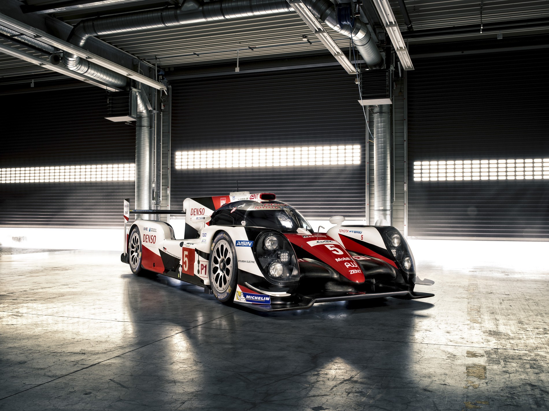 FIA WEC: Toyota se zbavila modré a vsází na nový model TS050