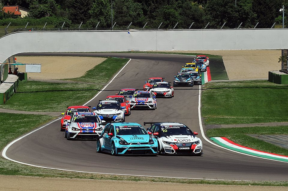 TCR: Pro vítězství v Imole si dojeli Comini a Grachev
