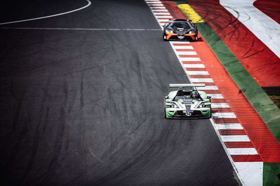 Tým RTR Projects budou v závodech X-BOW Battlu na Slovakia Ringu poprvé reprezentovat tři jezdci!