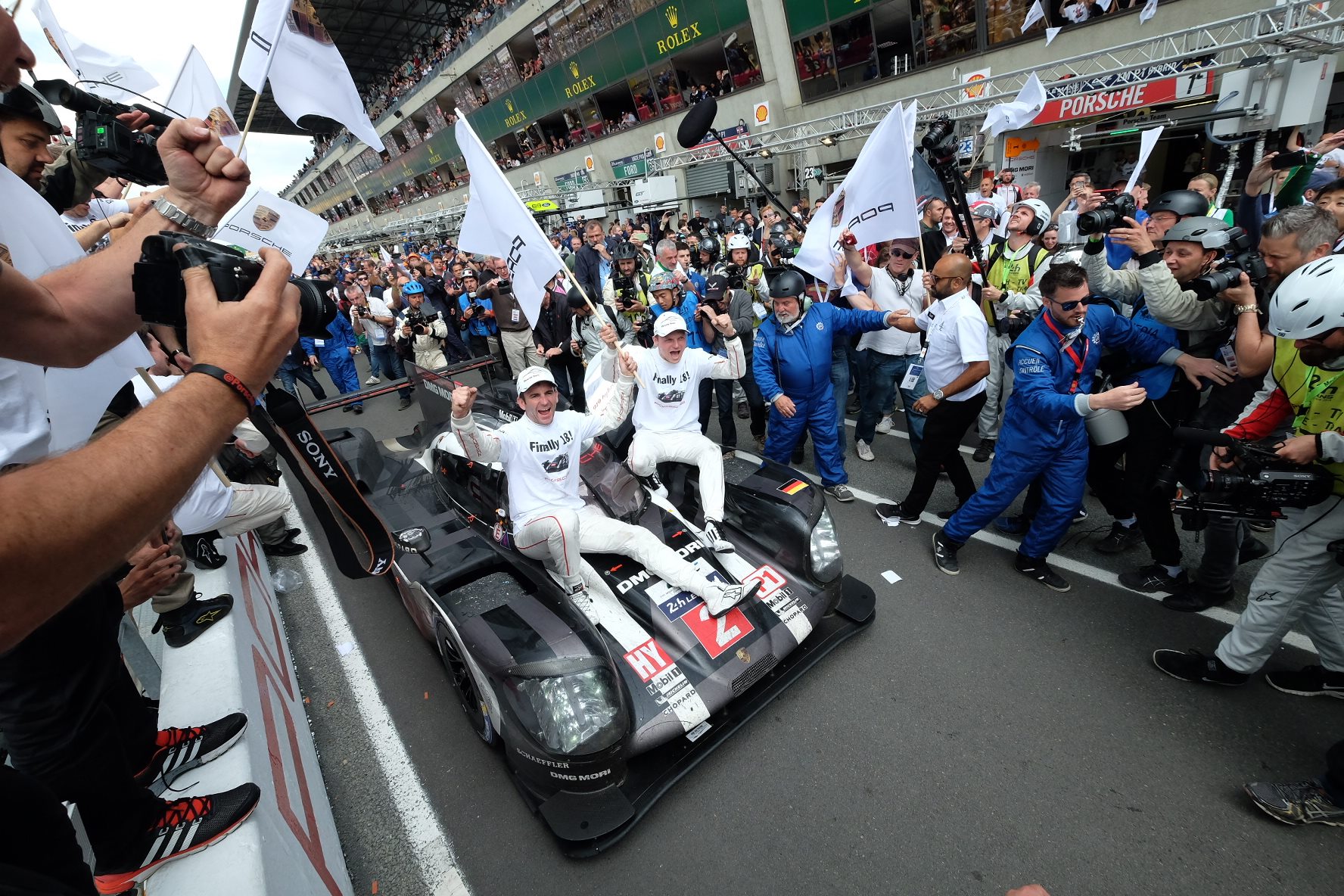 V bláznivém finiši v Le Mans zvítězilo Porsche
