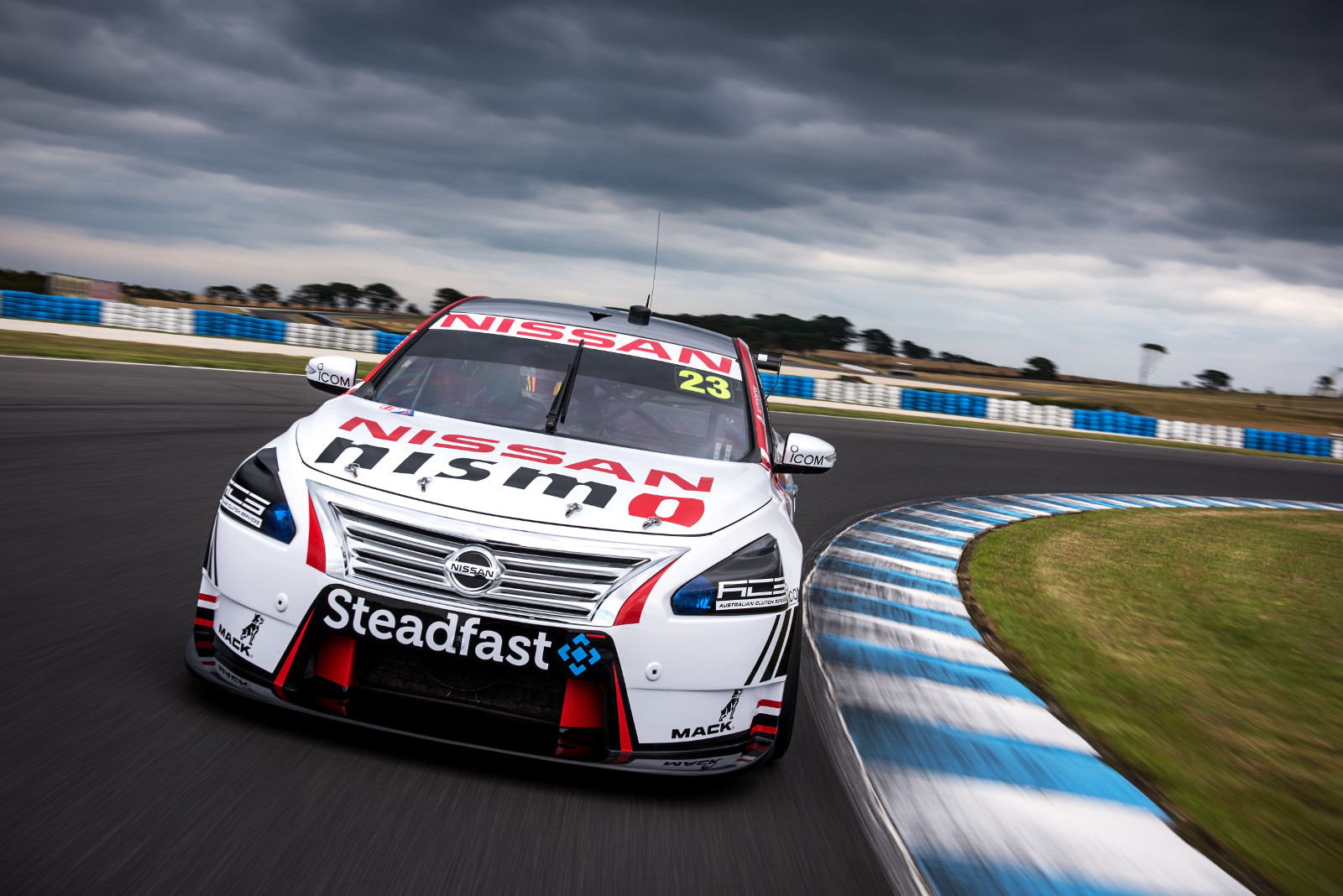 Supercars: Vítězí Caruso a van Gisbergen, Holdsworth v nemocnici