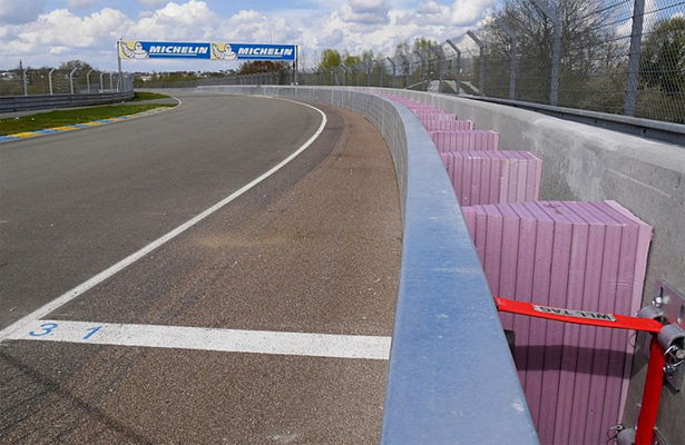 V Le Mans je připravena bezpečnostní bariéra