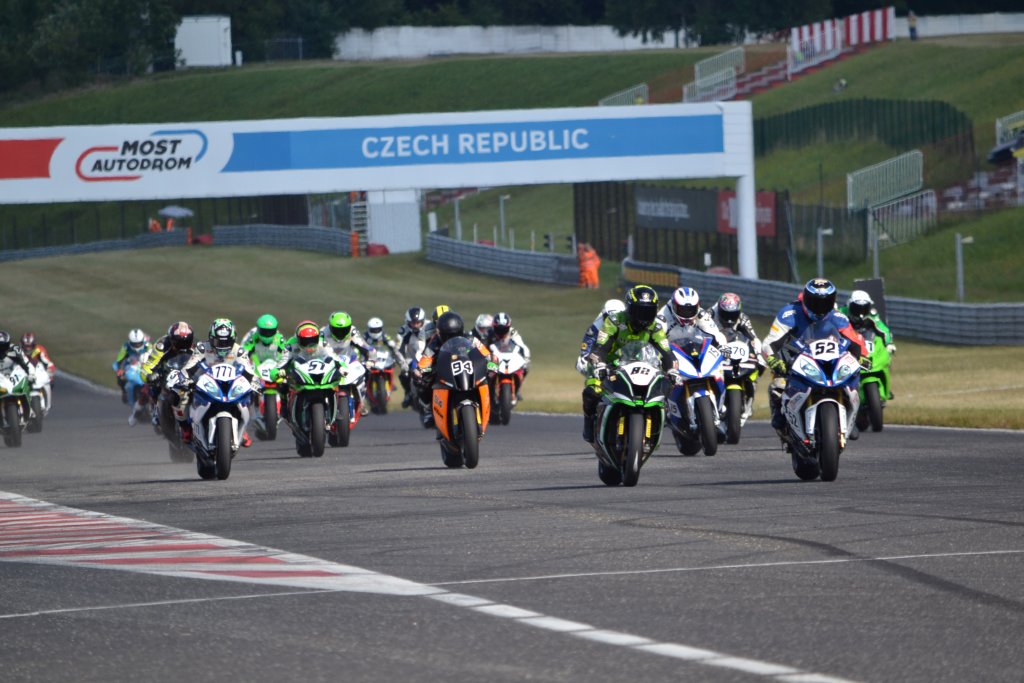 Tuzemským jezdcům seriálu Alpe Adria se na mosteckém okruhu dařilo