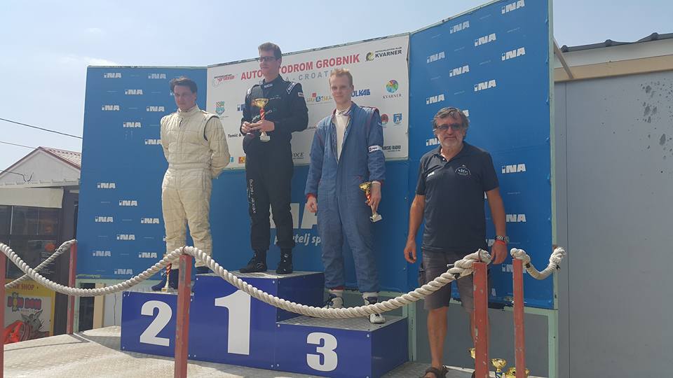 V nedělním závodě Twingo Cupu zvítězil v Grobniku Pirmin Weixler V nedělním závodě Twingo Cupu zvítězil v Grobniku Pirmin Weixler
