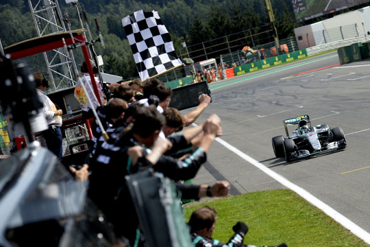 V závodě poznamenaným mnoha incidenty zvítězil Nico Rosberg
