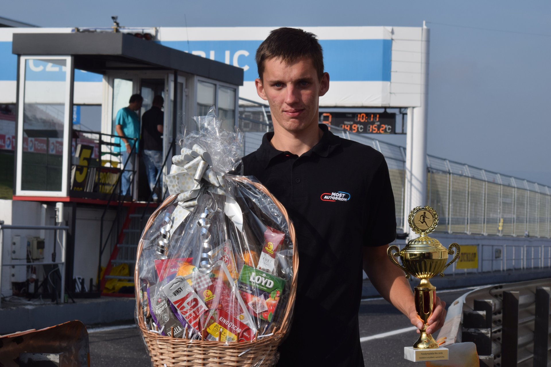 Pohár a dárkový koš. Tak přivítali na autodromu úspěšného paralympionika