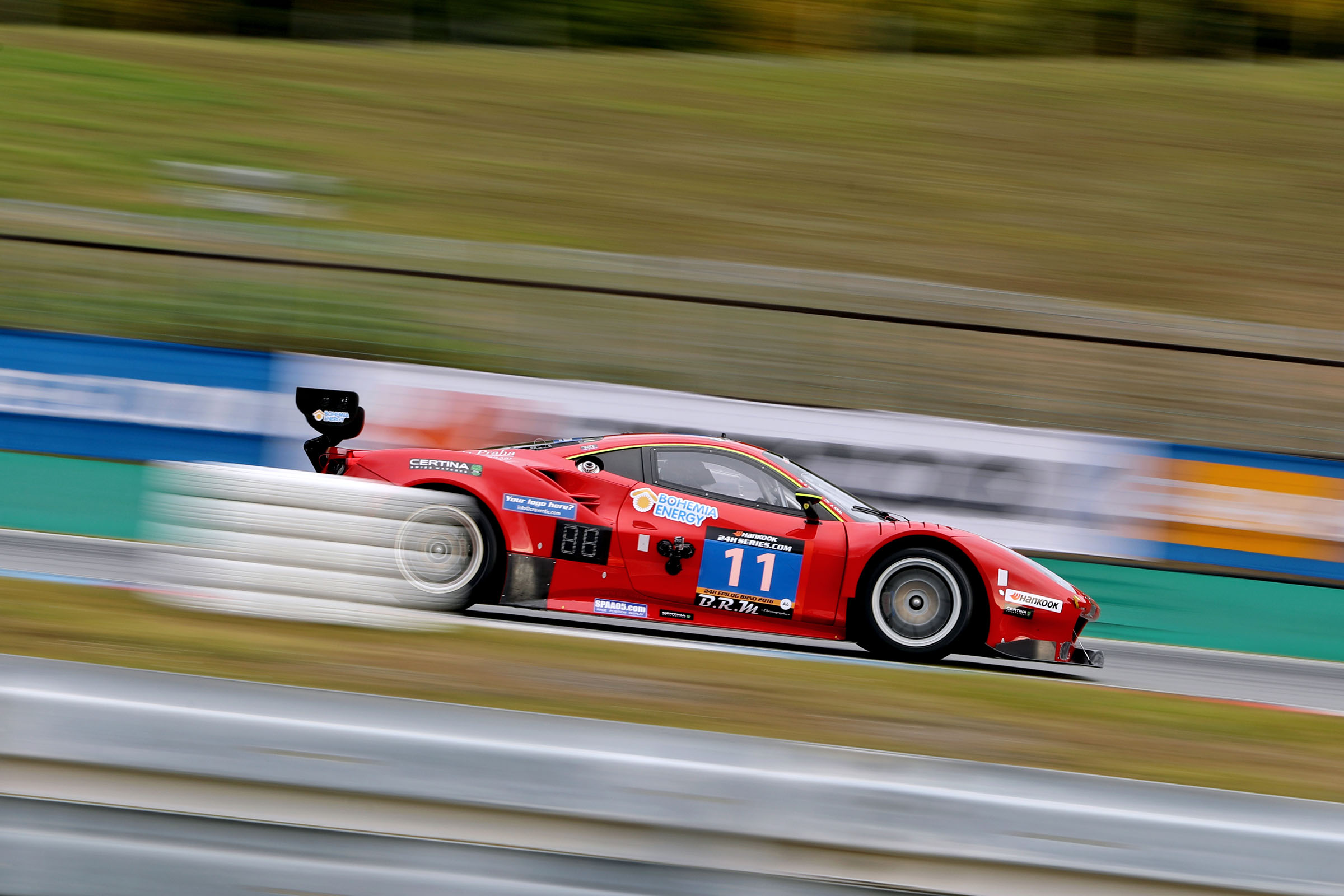 Po osmi hodinách pokračuje přetahovaná týmů Scuderia Praha a Grasser Racing