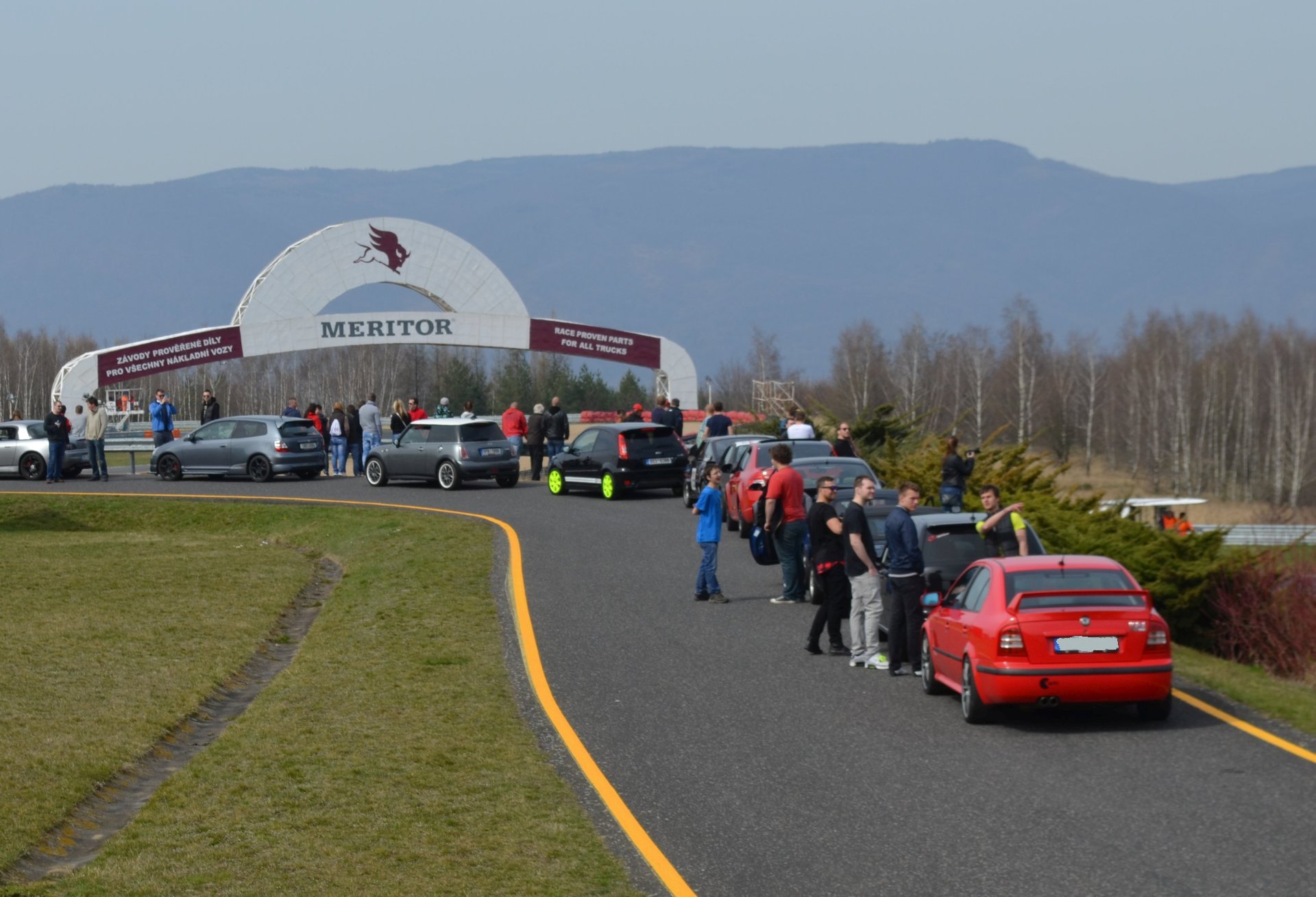 Autoshow láká na volné jízdy, Track day na školu sportovní jízdy a zvučná jména