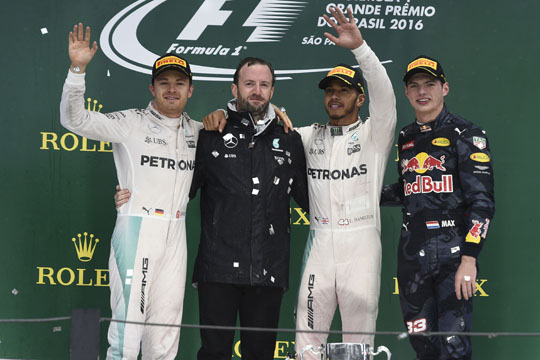 Hamilton se vítězstvím v promáčené Brazílii opět přiblížil titulu