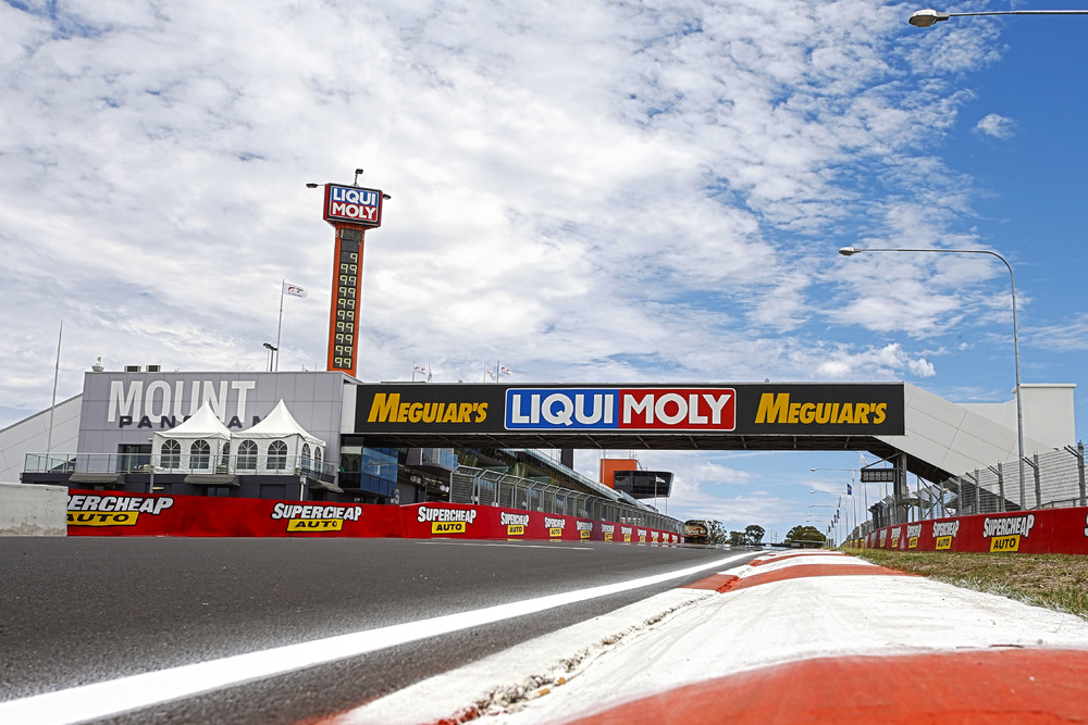 12H Bathurst: Okruh Mount Panorama je zárukou tvrdých a krásných závodů – videa