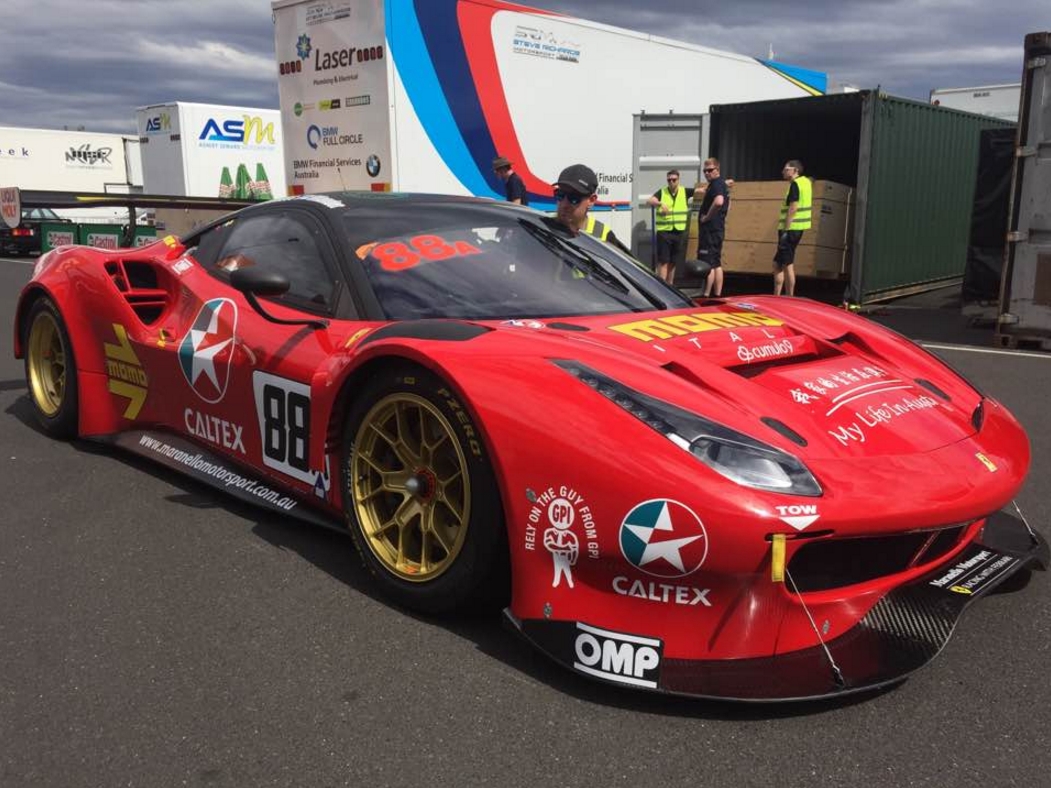 12H Bathurst: Kvalifikaci vyhrál Villander ve ferrari, Engeho KTM má pole position ve třídě