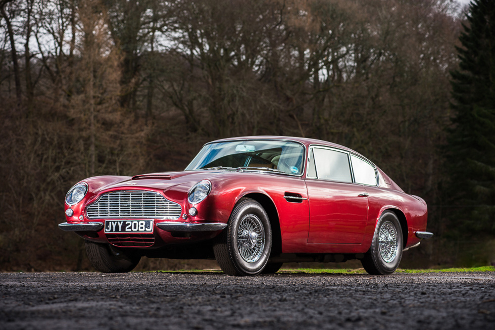 Agent 007 by záviděl. Unikátní Aston Martin mistra BTCC jde do dražby – galerie