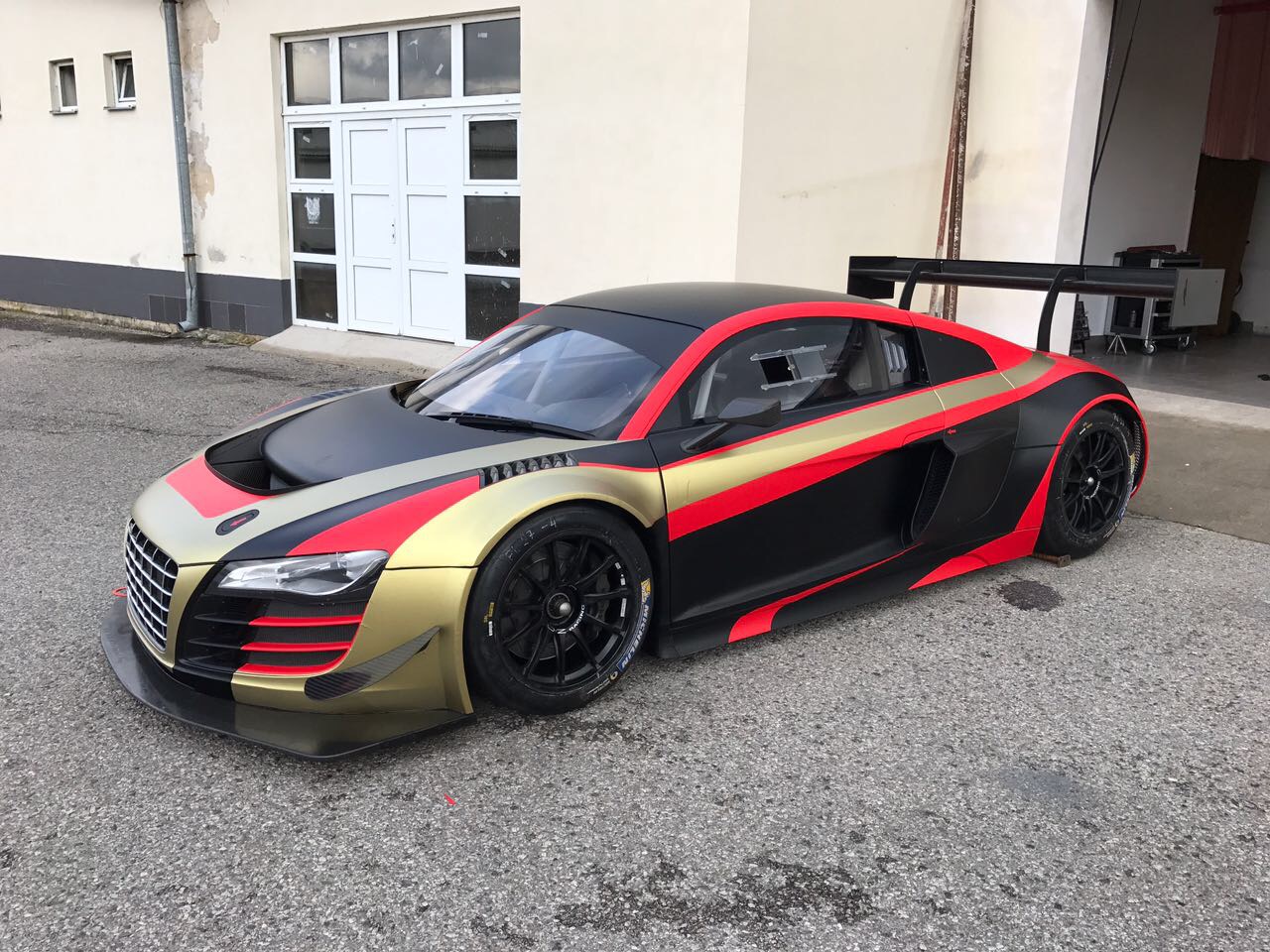 Marcel Kusín se těší na závod s černozlatým Audi R8 LMS ultra kategorie GT3 Marcel Kusín se těší na závod s černozlatým Audi R8 LMS ultra kategorie GT3
