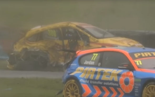 Pilot BTCC Davenport je po havárii v řízeném kómatu + video + foto