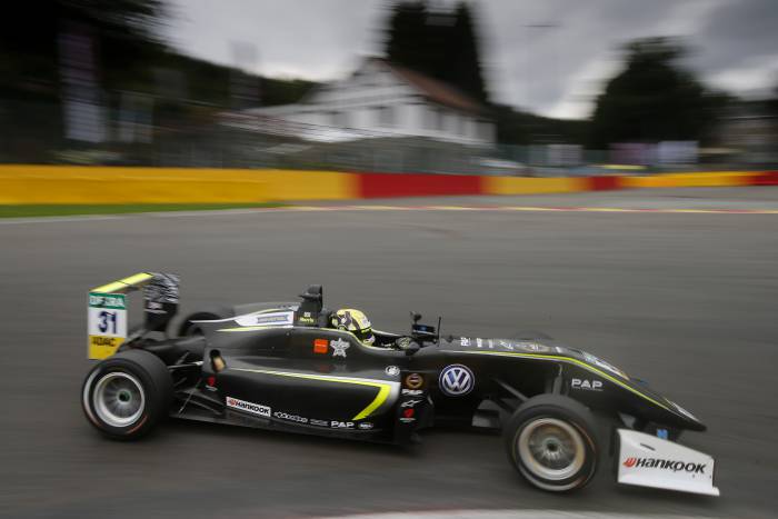 Ve Spa-Francorchamps dvakrát zvítězil výukový jezdec týmu McLaren-Honda, Günther tvrdě havaroval