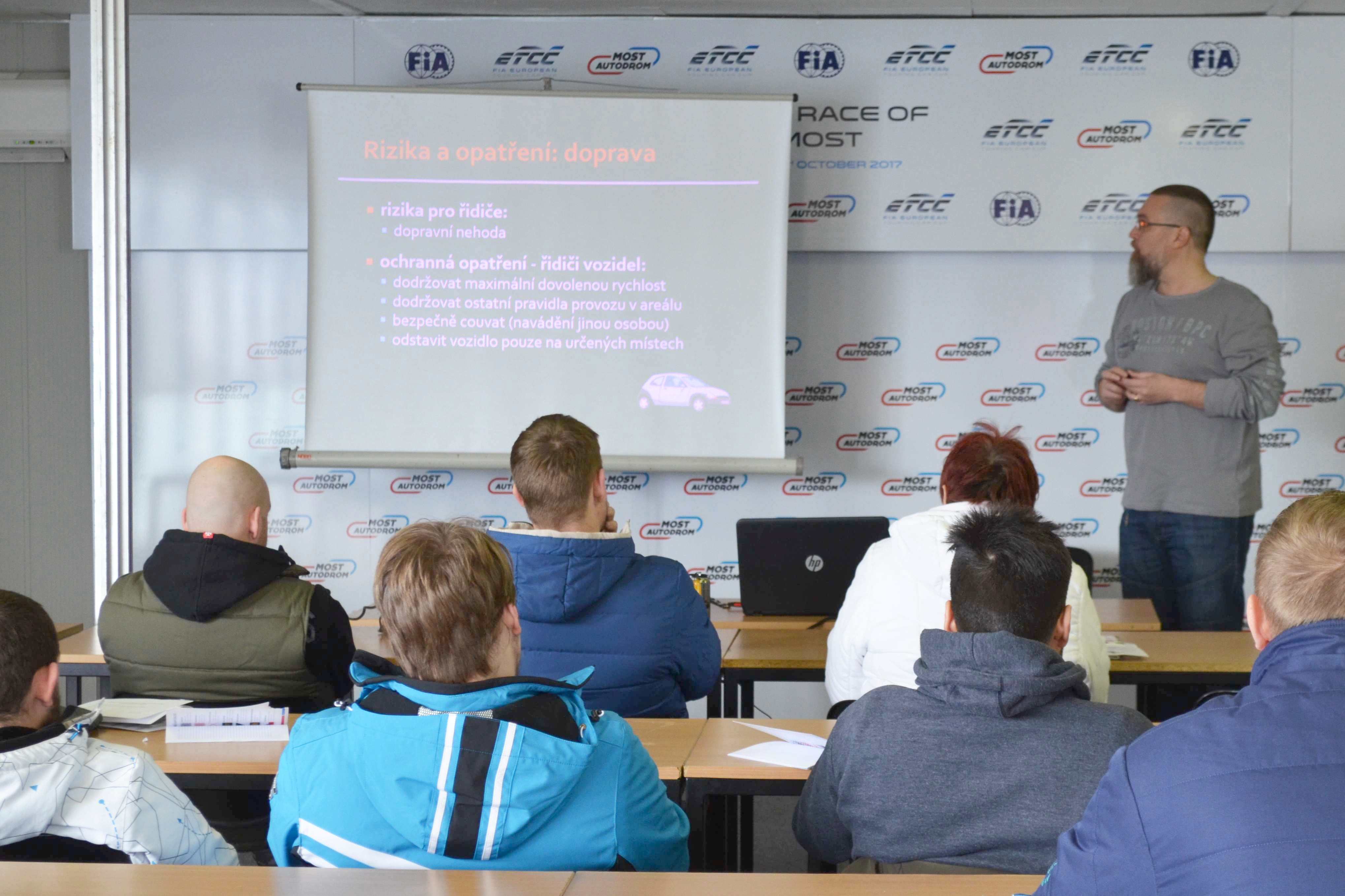Autodrom Most má nové traťové komisaře, při školení si vyzkoušeli i hašení