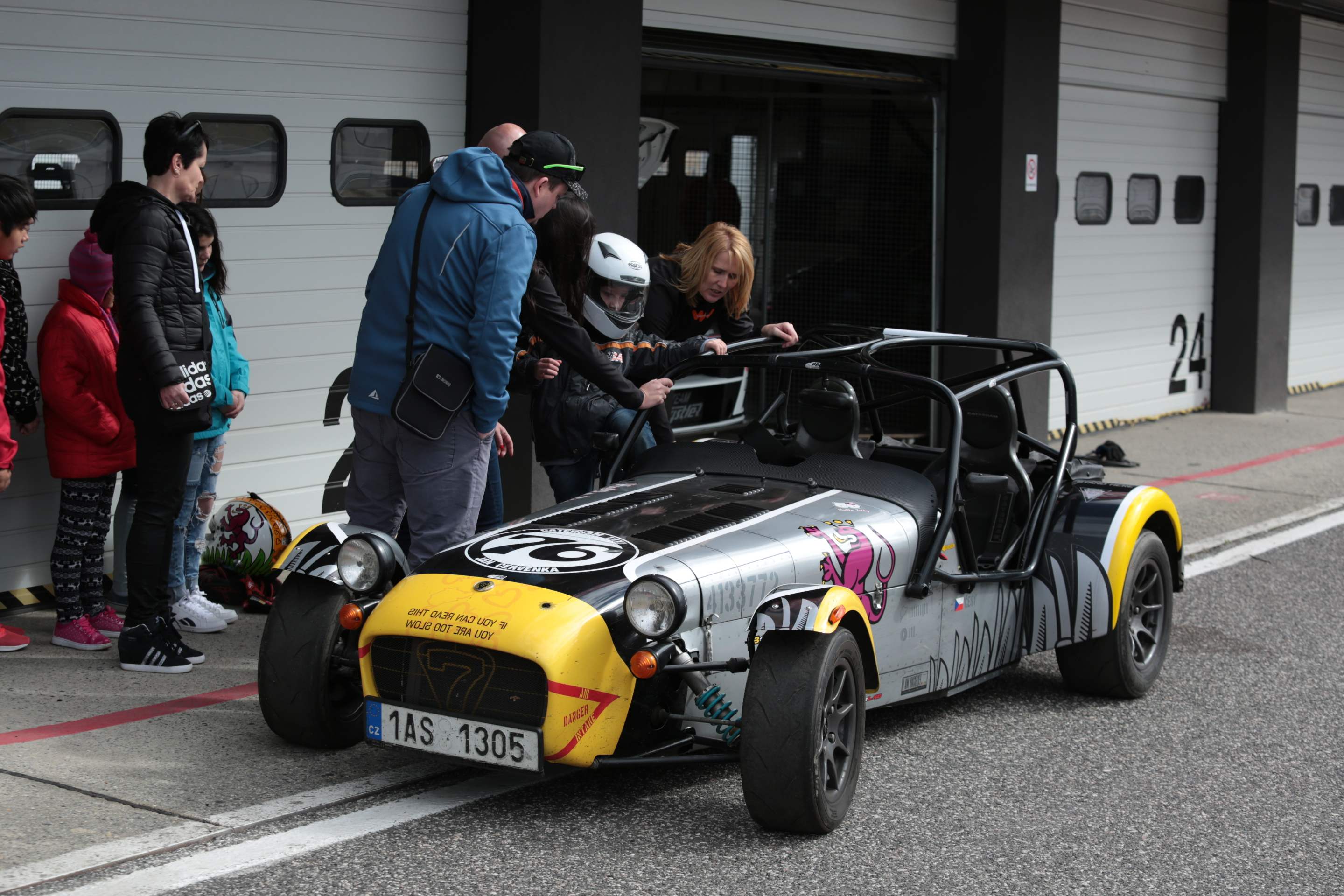 Caterhamy rozdávaly na autodromu radost dětem