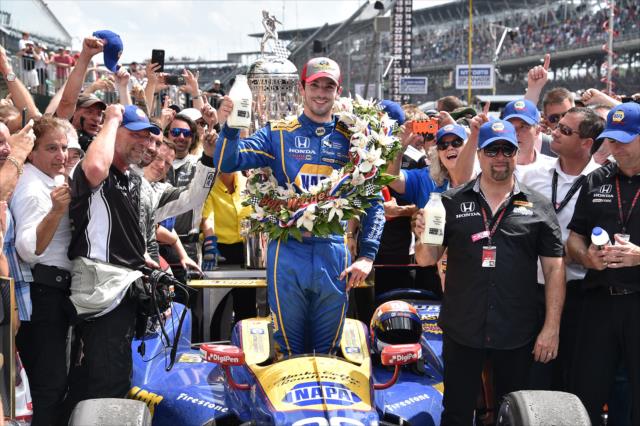 Vítězství nováčků v 500 mil Indianapolis