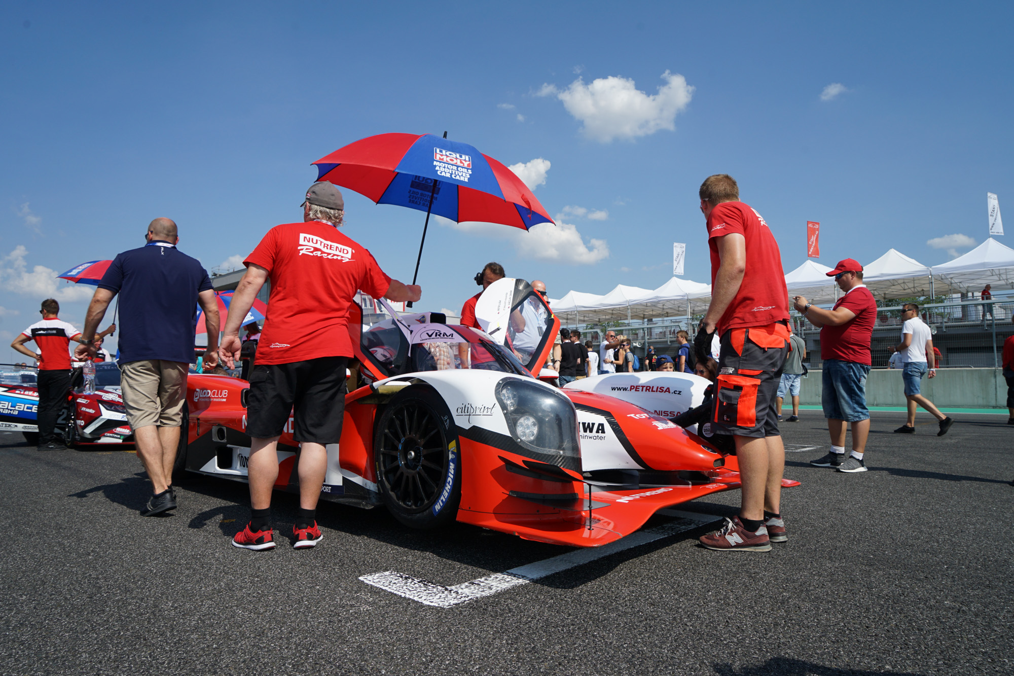 Z rozpáleného Slovakia Ringu si jezdci týmu Nutrend Racing vezou poháry Z rozpáleného Slovakia Ringu si jezdci týmu Nutrend Racing vezou poháry