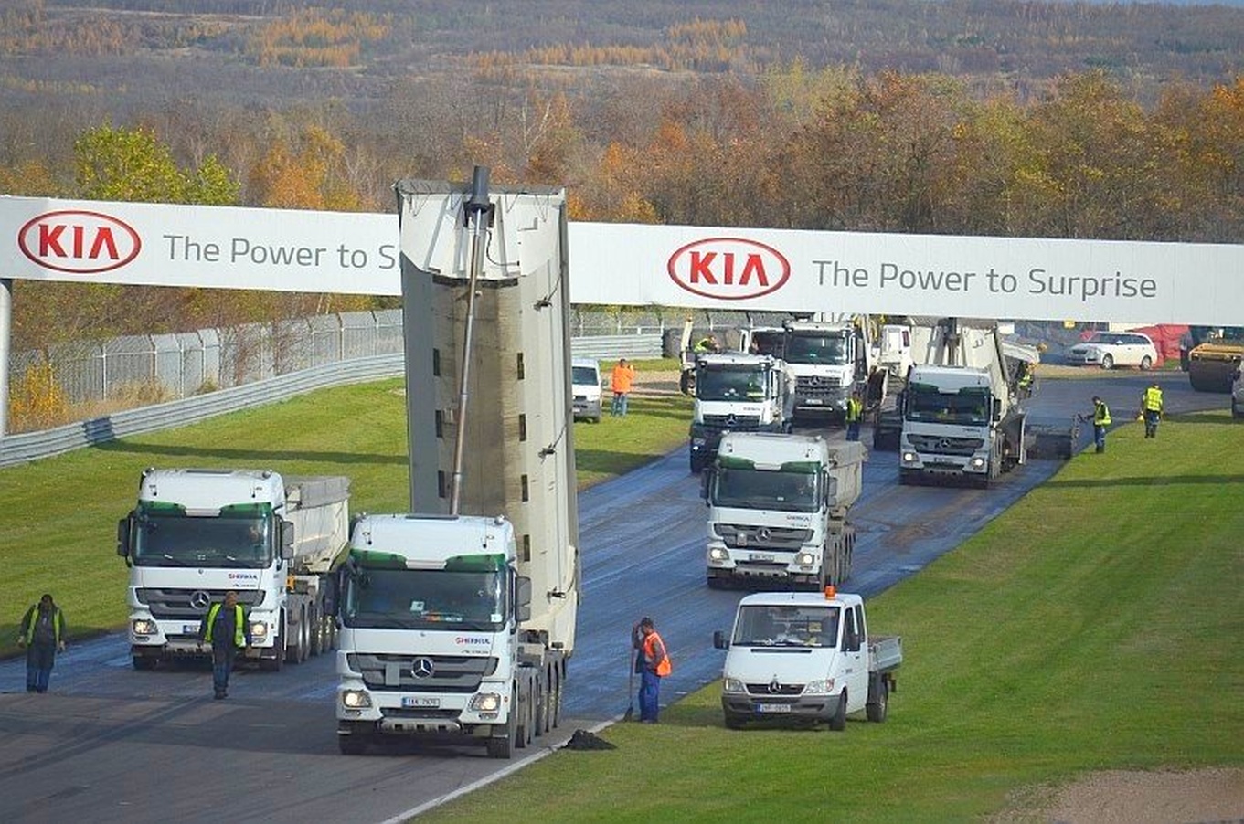 Na závodním okruhu mosteckého autodromu pokračuje výměna asfaltového povrchu Na závodním okruhu mosteckého autodromu pokračuje výměna asfaltového povrchu