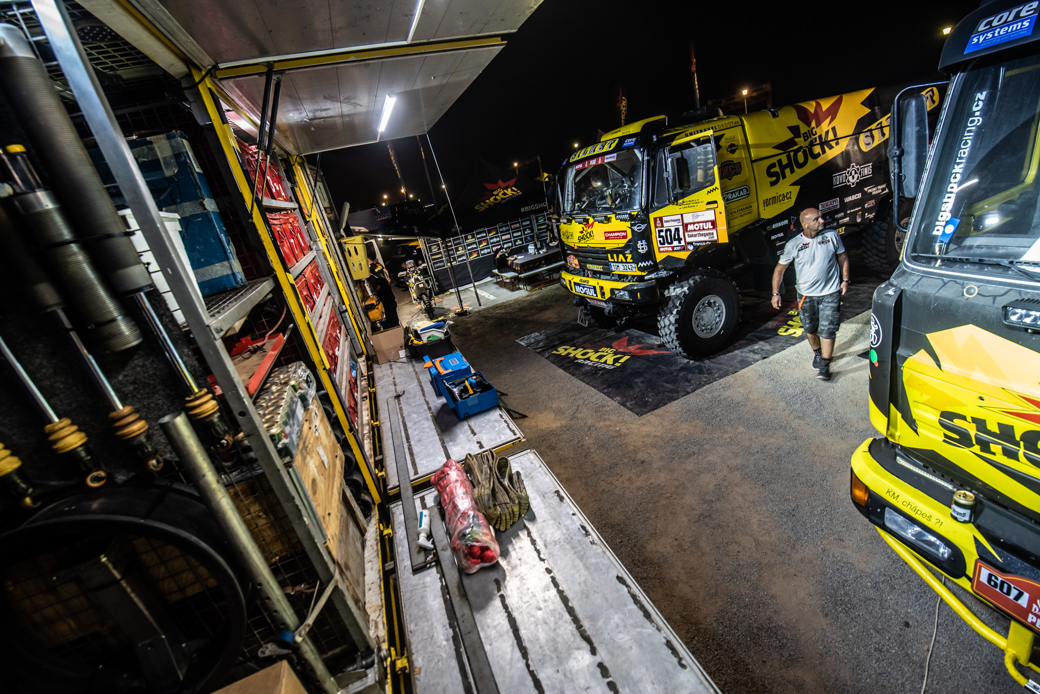 Tým Big Shock Racing se hlásí z Limy: závodní stroje vyzvednuty, bivak stojí, nálada výborná