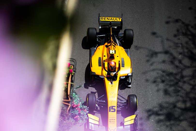 F2 v Baku: Chaotický závod vyhrál Jack Aitken