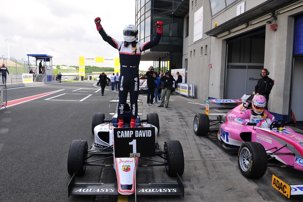 Staněk vyhrál závod ADAC F4 a vede šampionát!