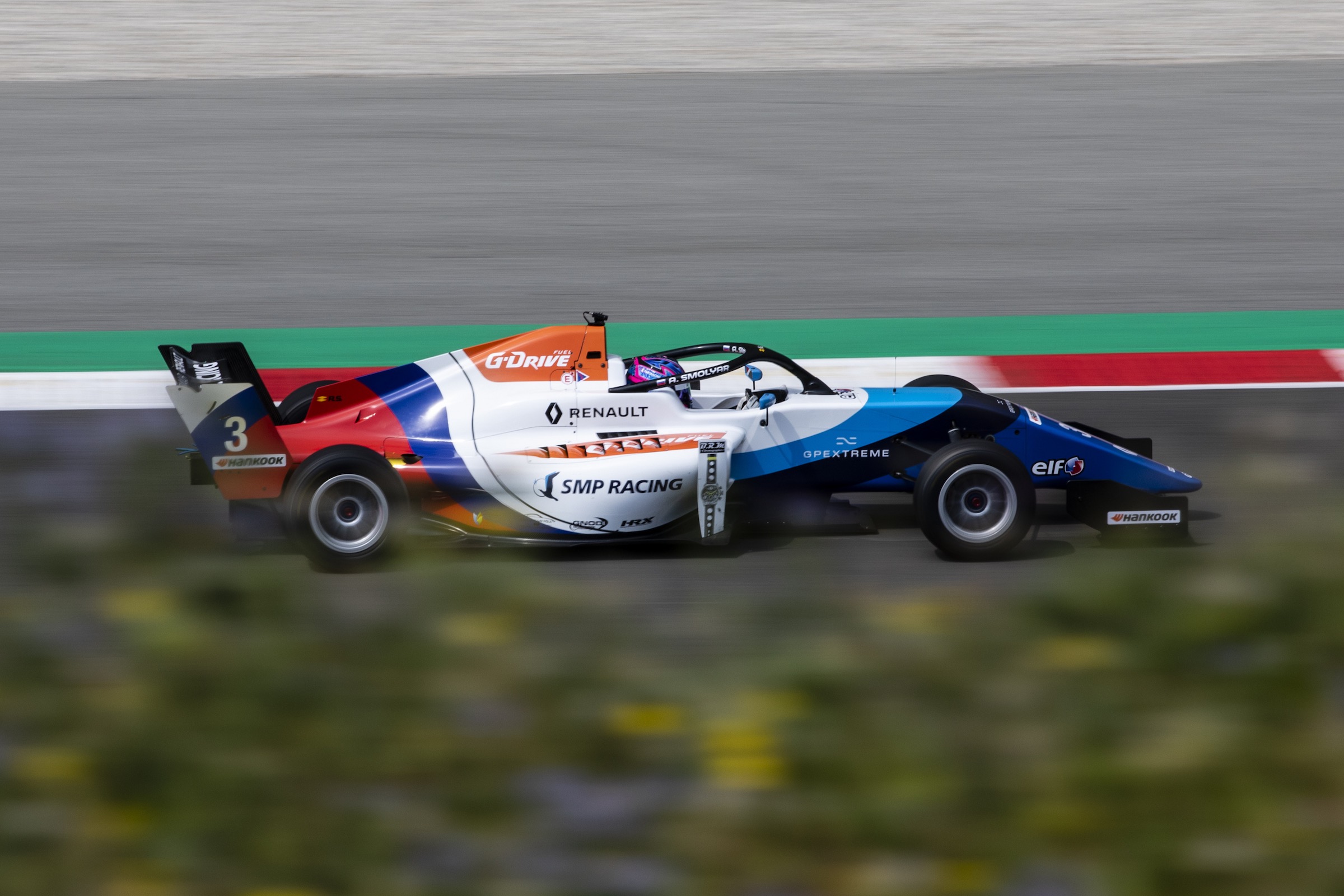 Formuli Renault potrápil déšť, druhý závod se téměř celý odjel za safetycarem