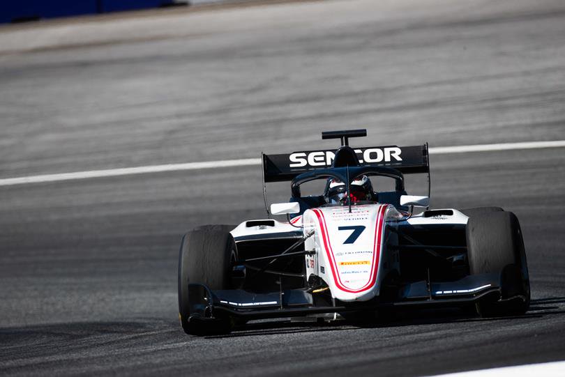 F3 v Rakousku: Zendeli pole position zužitkovat nedokázal, vyhrál Hughes